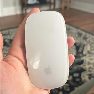 Apple White Wireless Magic Mouse — Gloss Finish